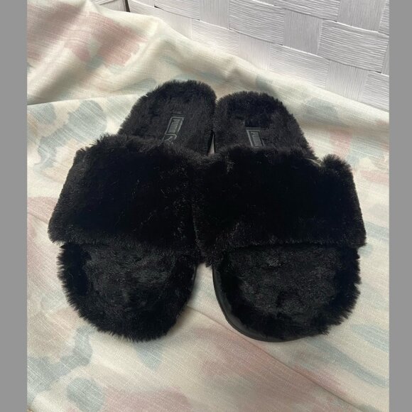 Puma Women's Fuzzy Black Slippers Size 7 - Picture 1 of 4